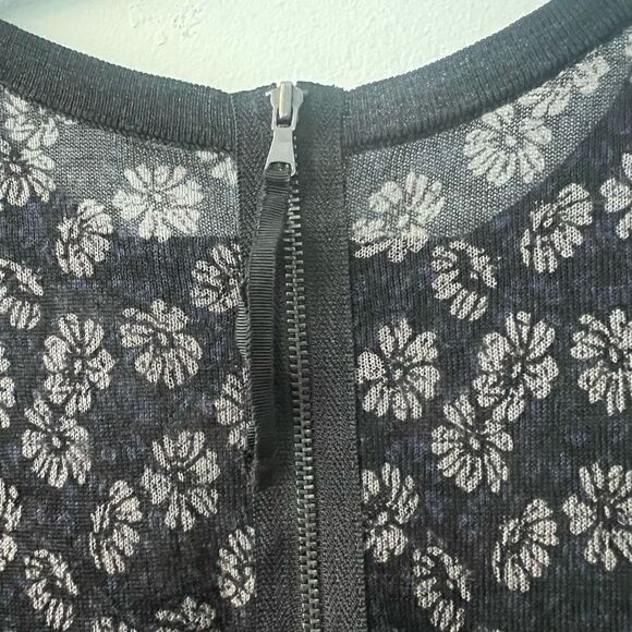 Women's Daisy All-Over Print Back Zip Long Sleeve Black Sweater Size Large - Picture 6 of 7